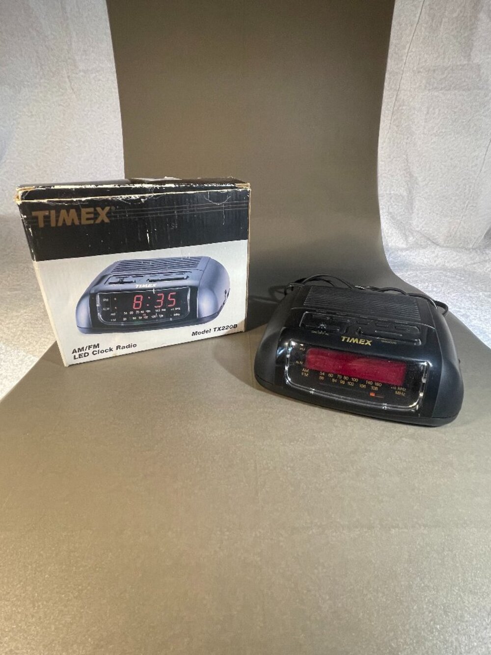 Timex Model TX220B Vintage AM/FM LED Clock Radio (578)